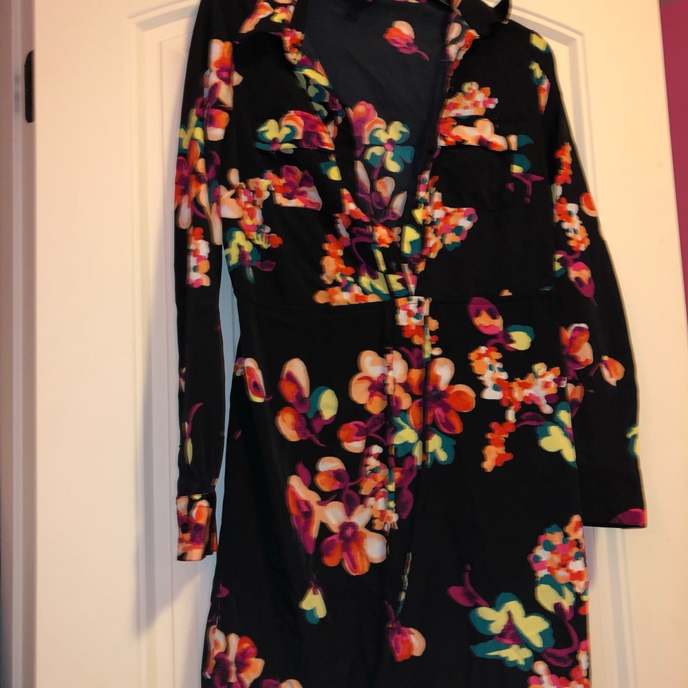 Flowered dress. - Picture 2 of 3